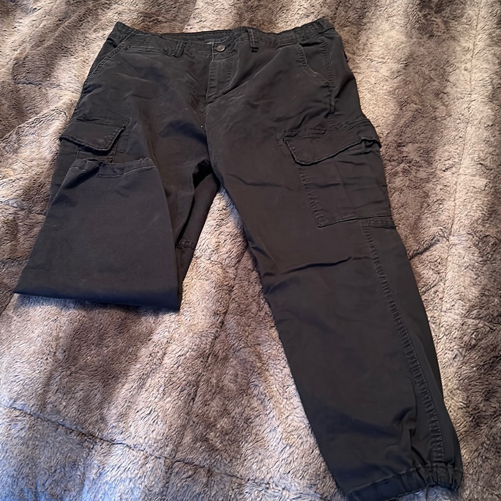 Men’s American Eagle Cargo Pants.